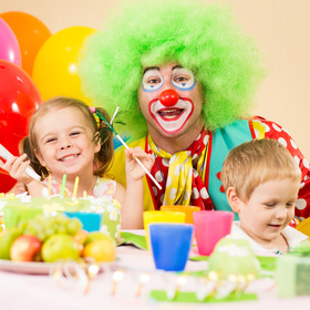 Anniversaire à domicile avec un clown