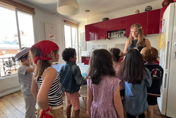 Ce Jour : Sirèna, l'animatrice, raconte une histoire aux enfants