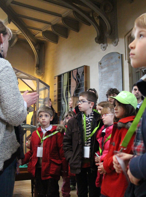 Mathilde explique aux enfants