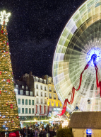 La Grande Roue de Lille : Grande roue ocôté du sapin de Noël de nuit