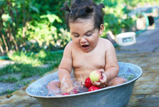Jeux d'eau : pommes et bassines