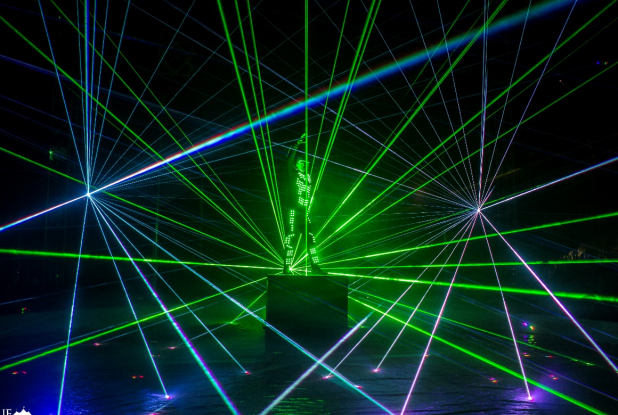 Le Super Cabaret - Cirque Holiday : cirque et lasers