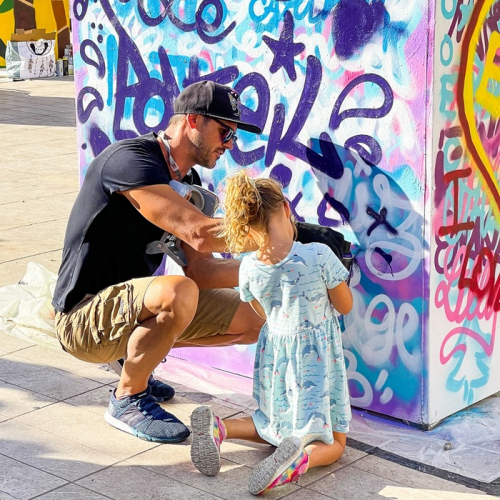 Festival Coul'Heures D'Automne Un homme fait du street art avec une petite fille