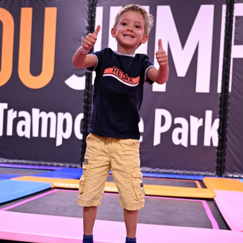 Trampoline Park Lyon : Un petit garçon fait du trampoline