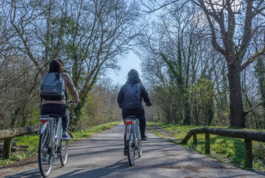 Deux cyclistes aux Jalles