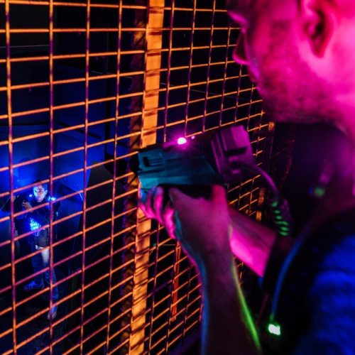 Starship Laser Lille Centre : Un jour vise ses ennemis dans un labyrinthe
