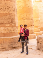 Un enfant avec son père en Egypte