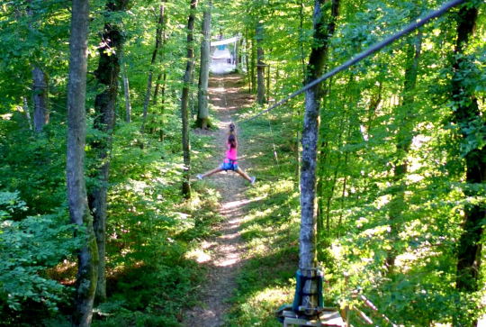 Givry : ambiance Aventures Mômes dans la tyrolienne à Acrogivry