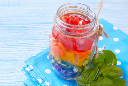 Pique-nique : des recettes originales à faire avec les enfants - Rainbow salade jar
