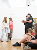 La Nuit des Musées à Lille : Les enfants observent des œuvres et dessinent