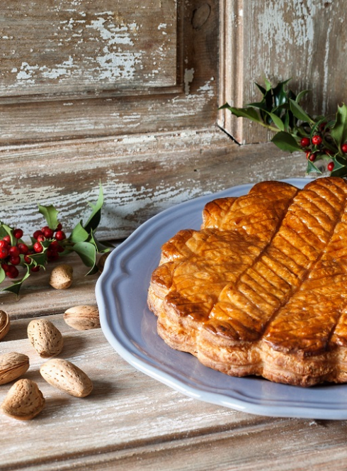 Épiphanie 2025 : où manger les meilleures galettes des rois à Lyon ? : Galette des rois à la frangipane avec des branches de houx