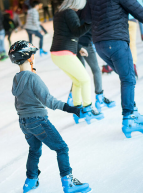 Patinoire de Mantes-la-Jolie : Un petit garçon fait du patin à glace