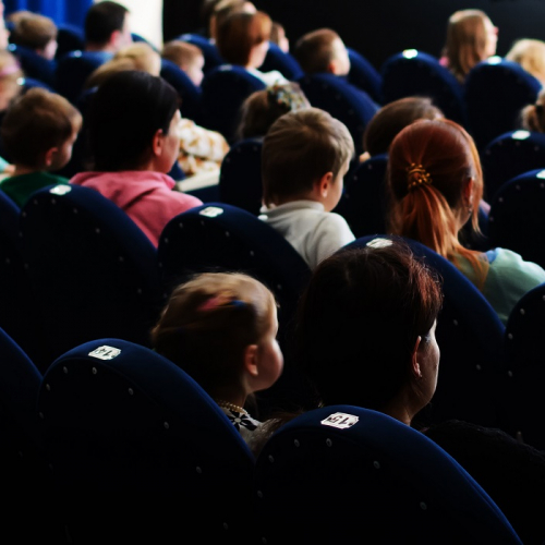 Théâtre L'Alphabet : Des enfants et des parents installés dans leurs fauteuils au théâtre