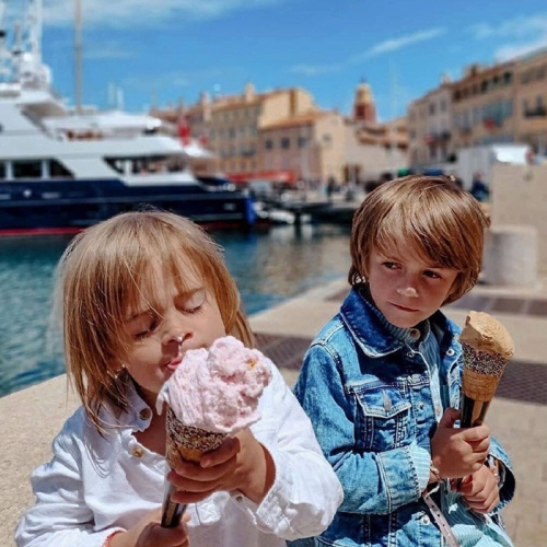 Barbarac : Des enfant mangent des glaces au bord de l'eau