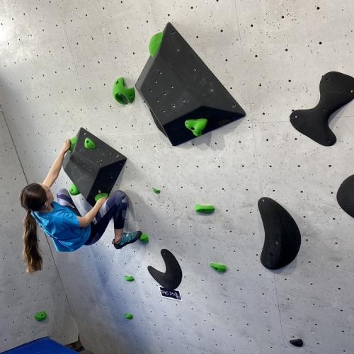 Art Bloc : Petite fille qui fait de l'escalade