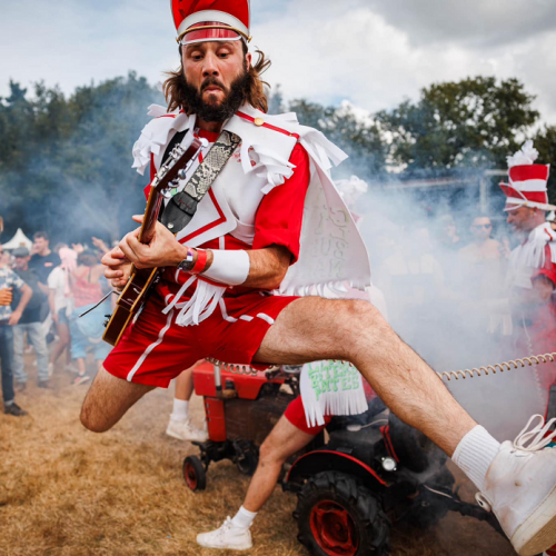 La Nuit du VAN : un joueur de guitare saute en jouant