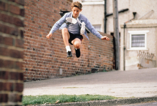 Billy Elliot : Le jeune danseur saute dans la rue