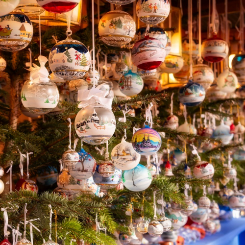 Noël à Villeurbanne : Chalet avec des boules de Noël