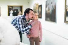 Un père et sa fille dans un musée d'art