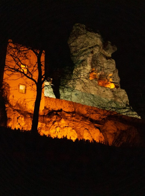 Les illuminations des Grottes de Perrier : Illuminations sur un monument et la roche