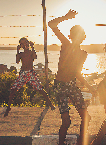Les enfants jouent au soleil