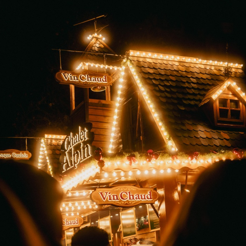 Marché de Noël de Lille : Chalets illuminés à la nuit tombée