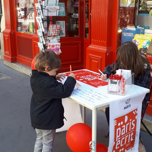 L'Émile : enfants écrivent devant la librairie