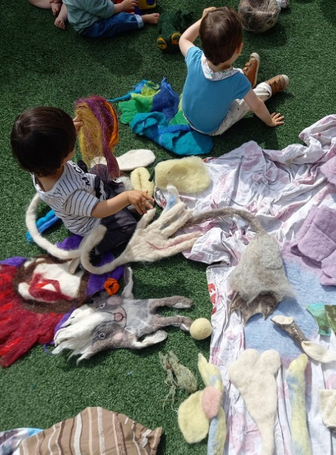 Fête du Parc à la Roque-en-Provence : Des petits enfants participent à un atelier créatif