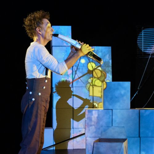 Prélude en bleu majeur - Cie Choc Trio : joue de la flûte devant un tableau