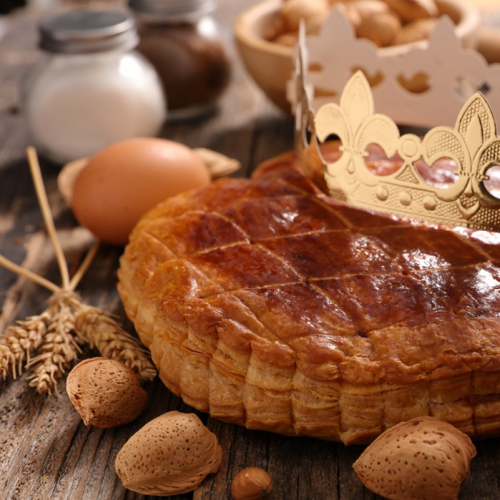 Épiphanie : Galette des rois avec une couronne, des œufs ou des amandes