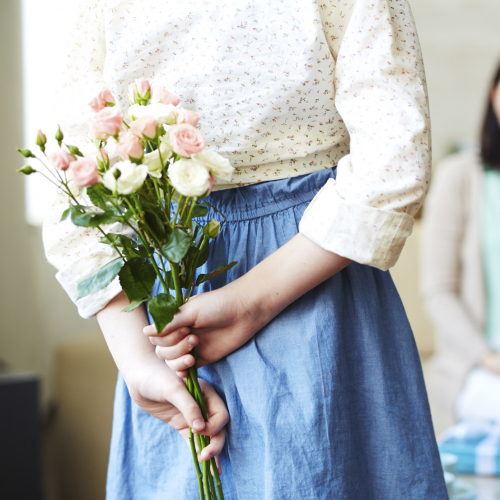 Enfant offre un bouquet à sa maman