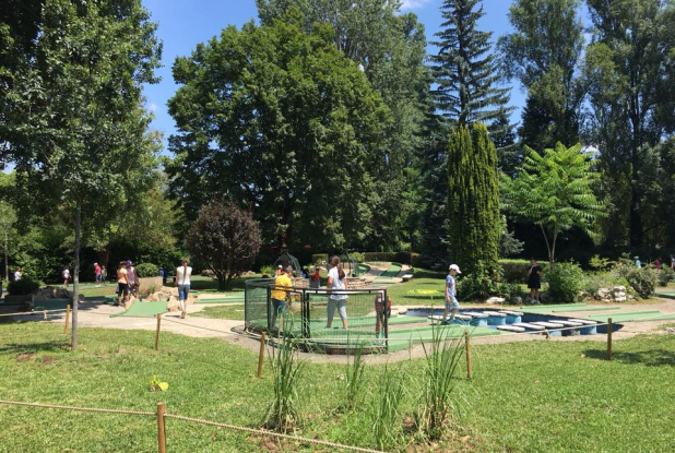Cadre verdoyante du mini-golf du Parc de la Tête d'Or