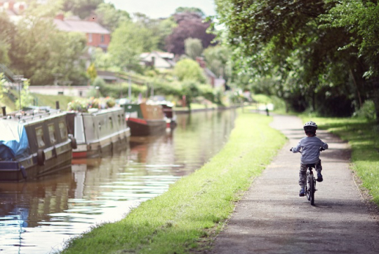 Adobe Stock - enfant à vélo le long d'un canal