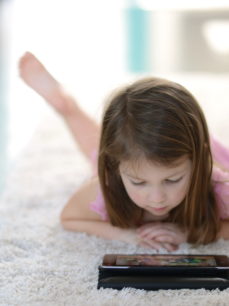 Enfant jouant sur sa tablette