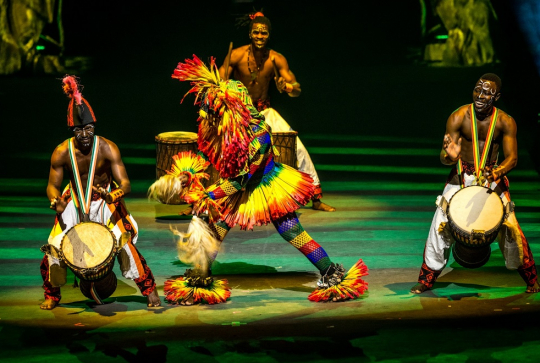 CirkAfrika - Les Etoiles du Cirque d'Ethiopie : Danseurs et musiciens sur scène
