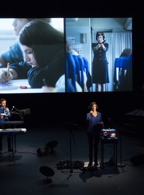 Blanche-Neige ou la chute du mur de Berlin : Comédiens sur scène et projection en arrière plan