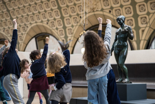 Musée d'Orsay : animation enfants devant une sculpture