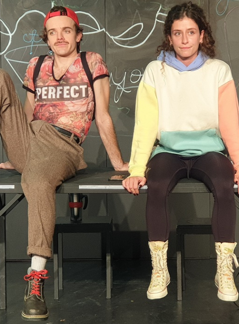 Les petites mythologies : Deux comédiens sur une table habillés comme des adolescents