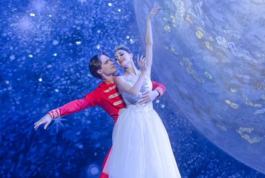 Casse-Noisette - Ballet et Orchestre : Un couple de danseurs sur scène