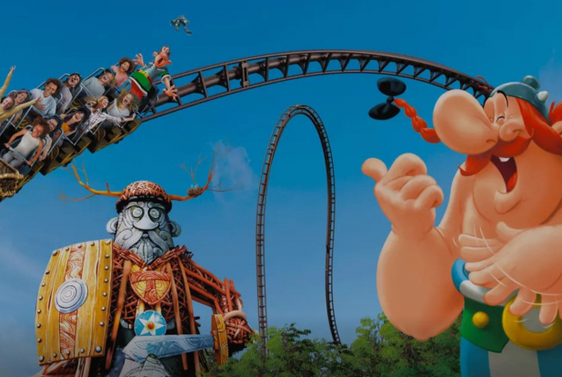 Obélix rit devant un manège du Parc Astérix
