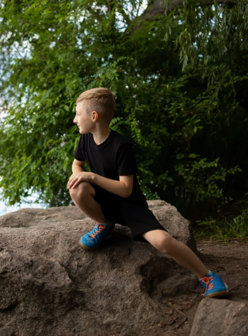 Enfant au bord de l'étang