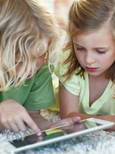 enfants jouent avec une tablette