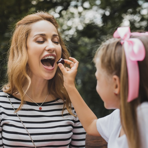 Adobe Stock - mère, fille, chocolat