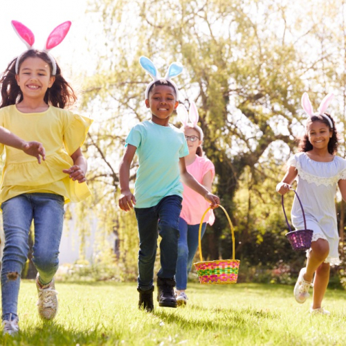 Photo de Cinq enfants chassant les œufs de Pâques