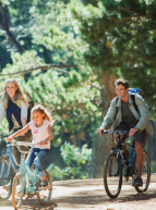 Famille à vélo dans une forêt