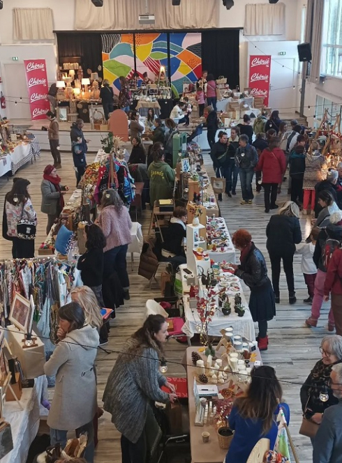 Marché de créateurs 2024 : Des enfants et des parents déambulent entre plusieurs stands