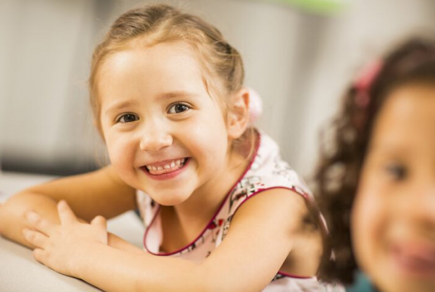 British Council Paris : enfant qui sourti