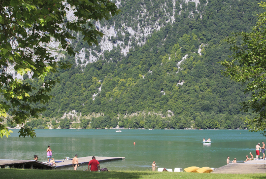 Lac d'Aiguebelette : vue sur montagne