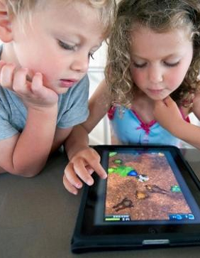 Enfants jouant sur la tablette