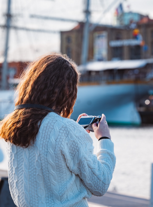 Musée maritime & portuaire Dunkerque : Une adolescente prend des photos
